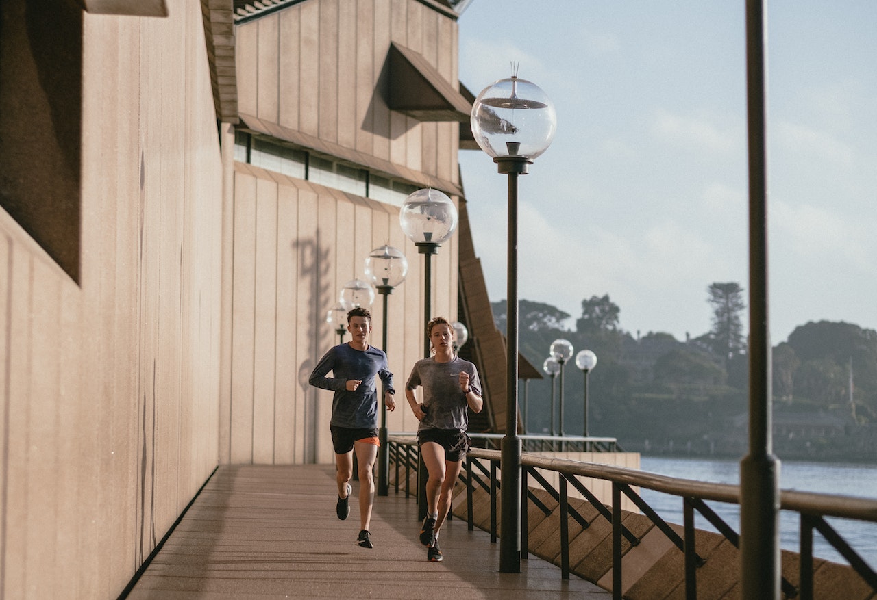 Integrarea mișcării în rutina zilnică prin activități precum mersul pe jos, alergarea sau practicarea unui sport: